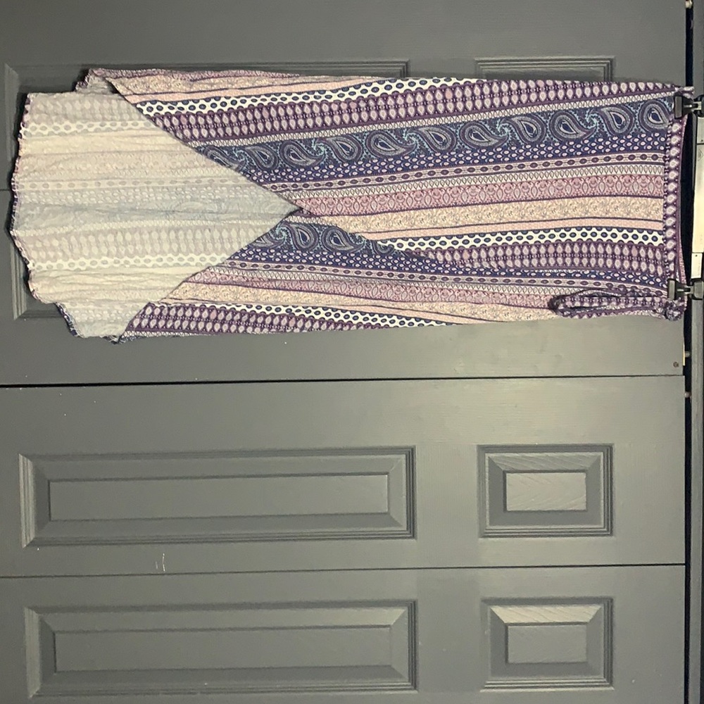 High low colorful printed Skirt with a tie on the side. Size: S A32